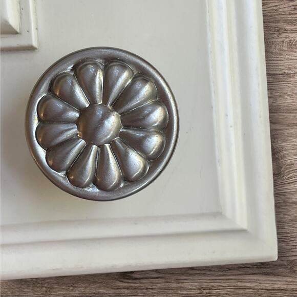 Stone Mill CP29-SN Satin Nickel Holland Cabinet Knob Flower Daisy W/ Hardware - Picture 2 of 10